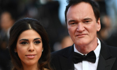 Quentin Tarantino și soția sa, mai tânără cu 21 de ani, au ajuns la Cannes. Daniella, absolut irezistibilă într-o ținută nonconformistă