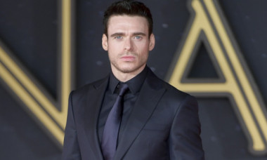 Richard Madden și-a etalat mușchii la plajă. Actorul aflat în cărți pentru a prelua rolul lui James Bond, vacanță în Mexic cu cea mai dragă femeie