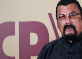 Cum arată a patra soție a lui Steven Seagal, o balerină mongolă care i-a dăruit al șaptelea copil. Poze rare de familie