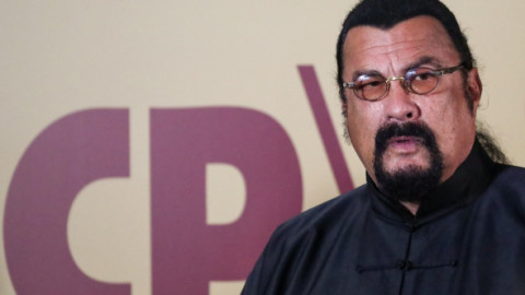 Cum arată a patra soție a lui Steven Seagal, o balerină mongolă care i-a dăruit al șaptelea copil. Poze rare de familie