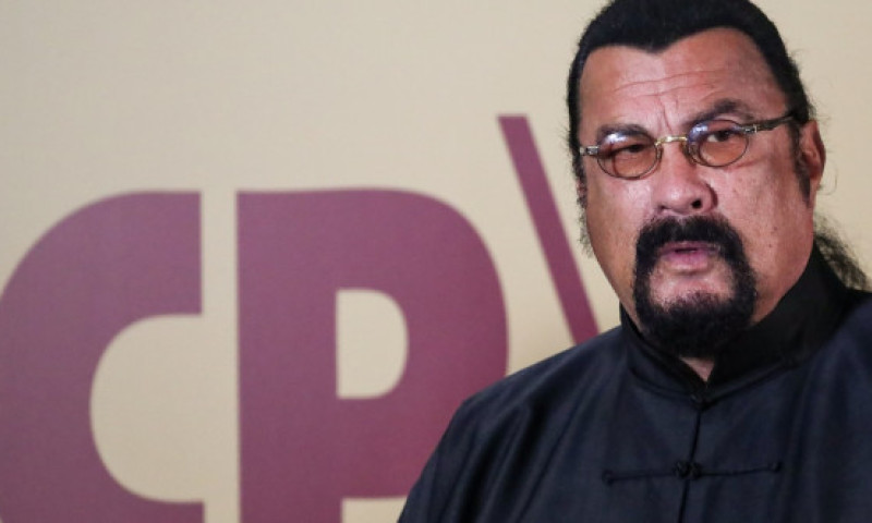 Cum arată a patra soție a lui Steven Seagal, o balerină mongolă care i-a dăruit al șaptelea copil. Poze rare de familie