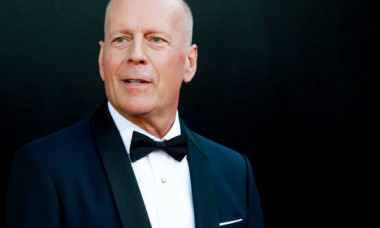 Bruce Willis, fotografiat în oraș cu un prieten, la șase săptămâni de când a dezvăluit că suferă de afazie. Cum arată actorul