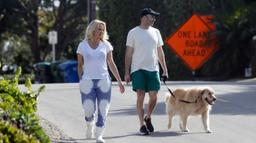 Pamela Anderson cere divorțul de cel de-al cincilea soț după doar 13 luni de căsătorie