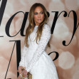 Jennifer Lopez, într-o rochie scurtă, la 52 de ani, la proiecția specială a filmului ”Marry Me”