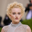Julia Garner, actrița care îi dă viață Annei Delvey în Inventing Anna   Instagram