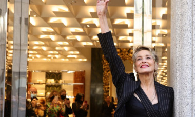 Sharon Stone a împlinit 64 de ani și este irezistibilă într-o rochie mulată cu decupaje, pe coperta unei celebre reviste pentru bărbați