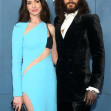 Anne Hathaway, imaginea perfecțiunii într-o rochie cu decupaje și cu șliț adânc.