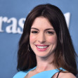 Anne Hathaway, imaginea perfecțiunii într-o rochie cu decupaje și cu șliț adânc.