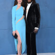 Anne Hathaway, imaginea perfecțiunii într-o rochie cu decupaje și cu șliț adânc.