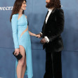 Anne Hathaway, imaginea perfecțiunii într-o rochie cu decupaje și cu șliț adânc.