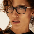 Jennifer Lopez pose pour la campagne 2022 de la collection de lunettes de soleil Dolce &amp; Gabbana