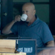 Bruce Willis, fotografiat în oraș cu un prieten, la șase săptămâni de când a dezvăluit că suferă de afazie
