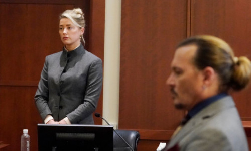 Johnny Depp și Amber Heard stau față în față în sala de judecată, dar nu se privesc în ochi. Ce promisiune bizară i-a făcut actorul fostei soții, cu ani în urmă