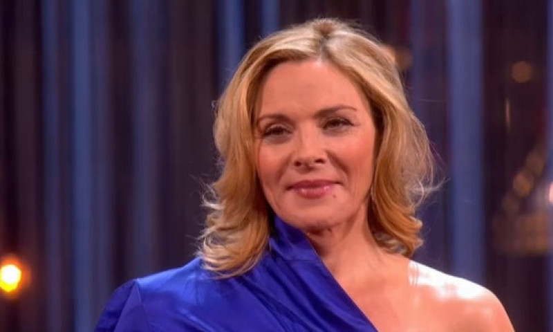 Și-a refăcut viața la 69 de ani. Kim Cattrall și soțul ei mult mai tânăr, lună de miere în Maldive. Actrița, senzuală în costum de baie