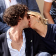 Sienna Miller, în timp ce își sărută iubitul tinerel