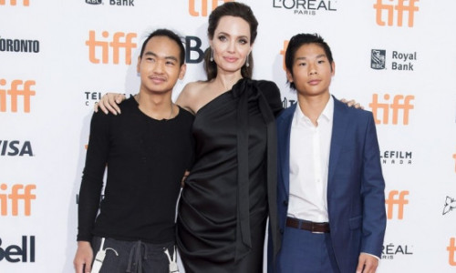 Angelina Jolie își ține copiii aproape. I-a angajat pe fiii ei, Pax și Maddox, să lucreze cu ea la cel mai nou film, 