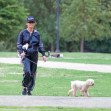 Catherine Zeta-Jones, fotografiată în parc, la plimbare cu câinele