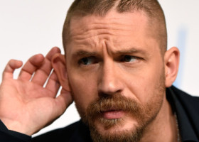 Tom Hardy, la bustul gol pe plaja din Barbados, alături de soție. Burtă în loc de pătrățele pe abdomen și o colecție de 30 de tatuaje