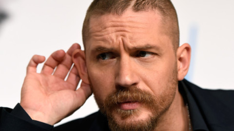 Tom Hardy, la bustul gol pe plaja din Barbados, alături de soție. Burtă în loc de pătrățele pe abdomen și o colecție de 30 de tatuaje