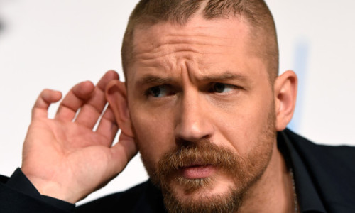 Tom Hardy, la bustul gol pe plaja din Barbados, alături de soție. Burtă în loc de pătrățele pe abdomen și o colecție de 30 de tatuaje