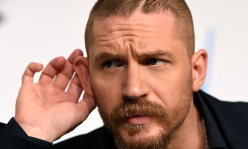 Tom Hardy, la bustul gol pe plaja din Barbados, alături de soție. Burtă în loc de pătrățele pe abdomen și o colecție de 30 de tatuaje