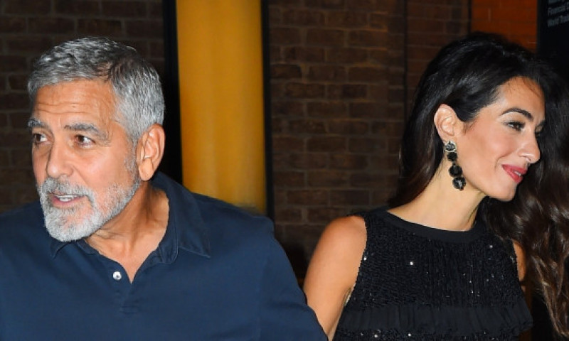 George Clooney și soția sa, Amal Alamuddin, mai îndrăgostiți ca niciodată. Cei doi au fost surprinși la o cină romantică în New York