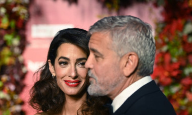 Amal și George Clooney, cuplul de aur de la Hollywood. Avocata a avut o apariție de divă și a strălucit într-o rochie bijuterie, la evenimentul Fundației Clooney
