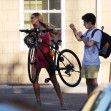 Jennifer Lawrence cara o bicicleta