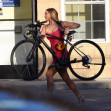 Jennifer Lawrence cara o bicicleta