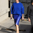 Charlize Theron, răvășitoare într-o fustă din piele, cu o crăpătură adâncă