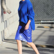 Charlize Theron, răvășitoare într-o fustă din piele, cu o crăpătură adâncă