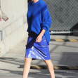 Charlize Theron, răvășitoare într-o fustă din piele, cu o crăpătură adâncă