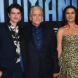 Michael Douglas, alături de frumoasa lui soție și de fiul lui, la lansarea filmului Ant-Man (9)