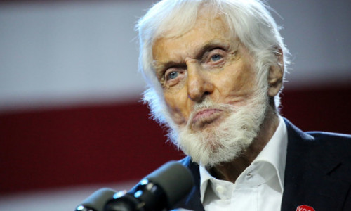 Dick Van Dyke, dovada că trăiește din plin fiecare clipă. Legendarul actor, escapadă la Disneyland la 97 de ani, alături de soție