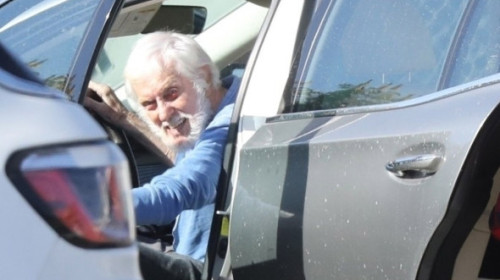 Face 100 de ani în două luni, dar tot merge la sala de sport și "trage de fiare". Dick Van Dyke, un spectacol: "Încă sunt showman!"
