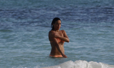 Cum arată Michelle Rodriguez când nu e magnet de priviri în costum de baie. Actrița a radiat într-o rochie cu decolteu larg