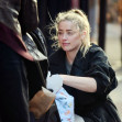*PREMIUM-EXCLUSIVE* MUST CALL FOR PRICING BEFORE USAGE - 'Supermum' Amber Heard comforts her adorable daughter Oonagh after a tumble during a day out in London.
