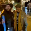 Un bărbat costumat în Gandalf îl întâlnește accidental pe stradă pe Ian McKellen, actorul care a interpretat celebrul personaj/ Profimedia