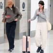 Katie Holmes și fiica ei, Suri, fotografiate pe aeroportul din Los Angeles