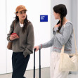 Katie Holmes și fiica ei, Suri, fotografiate pe aeroportul din Los Angeles