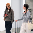 Katie Holmes și fiica ei, Suri, fotografiate pe aeroportul din Los Angeles
