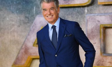 Pierce Brosnan, în formă și la 70 de ani, la plimbare cu bicicleta, pe malul oceanului. Actorul, despre momentul în care a rămas fără rolul lui James Bond: "Am fost complet șocat"