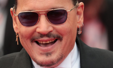 Noul Johnny Depp. Anul trecut apărea cu dinții îngălbeniți și pătați la Cannes, acum are un zâmbet impecabil și se distrează în Bahamas