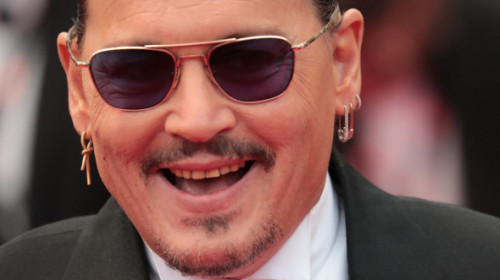 Noul Johnny Depp. Anul trecut apărea cu dinții îngălbeniți și pătați la Cannes, acum are un zâmbet impecabil și se distrează în Bahamas