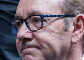 Kevin Spacey spune că mii de oameni i-au oferit un loc unde să stea, după ce a declarat că nu mai are casă: "Nu sunt om fără adăpost"