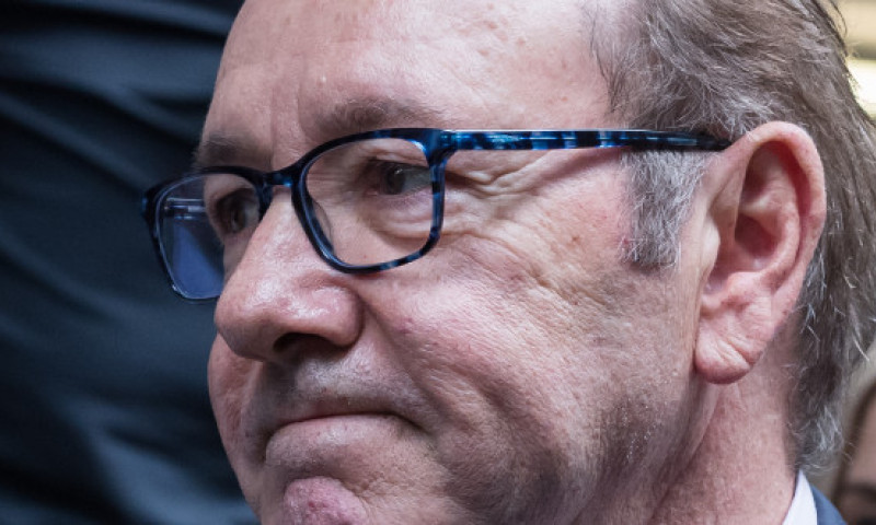 Kevin Spacey spune că mii de oameni i-au oferit un loc unde să stea, după ce a declarat că nu mai are casă: "Nu sunt om fără adăpost"