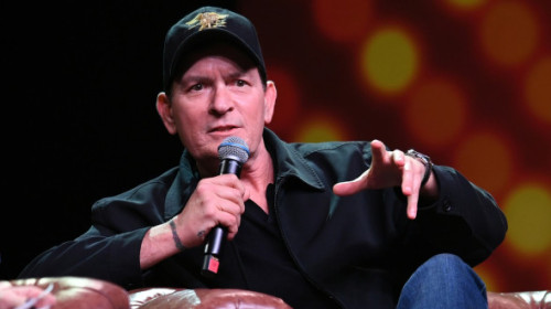 Charlie Sheen, copleșit de remușcări: „Nu pot să-mi imaginez să fiu în pielea tatălui meu. I-am rănit pe oamenii pe care îi iubeam!”