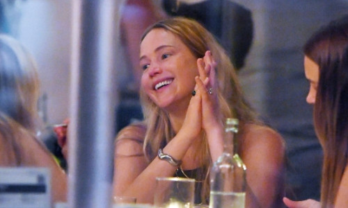 Jennifer Lawrence, o frumusețe naturală. A ieșit nemachiată și îmbrăcată lejer la cină cu prietenele, iar fotografii au fost pe fază să o pozeze