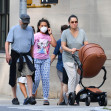 Robert De Niro și Tiffany Chen la o plimbare cu fiica lor/ Profimedia