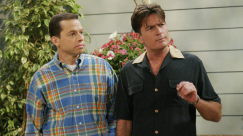 De ce a fost concediat Charlie Sheen din serialul "Doi bărbați și jumătate". Autodistrugerea starului care ajunsese să câștige aproape 2 milioane de dolari per episod